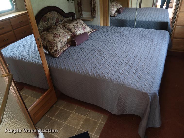 image for item EP9328 2005 Montana camper