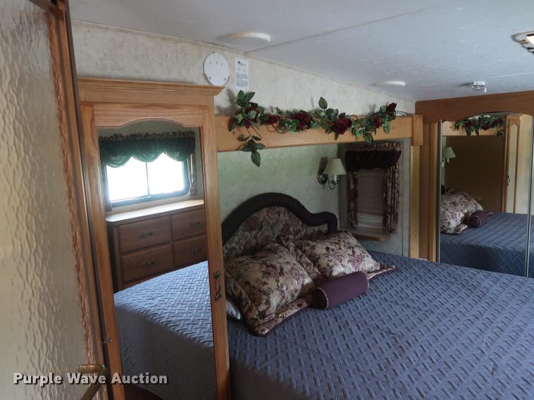 image for item EP9328 2005 Montana camper