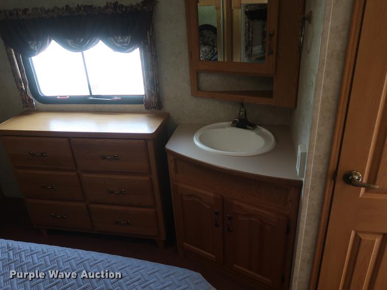 image for item EP9328 2005 Montana camper