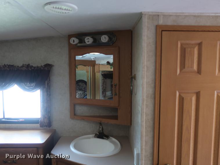 image for item EP9328 2005 Montana camper