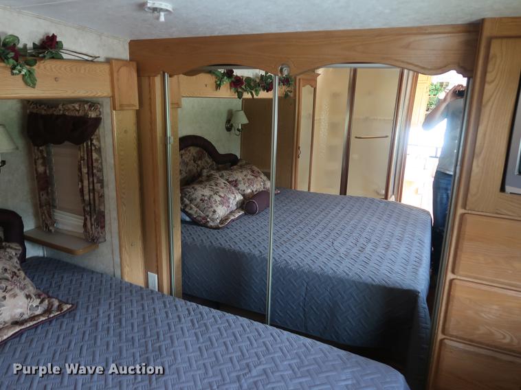 image for item EP9328 2005 Montana camper