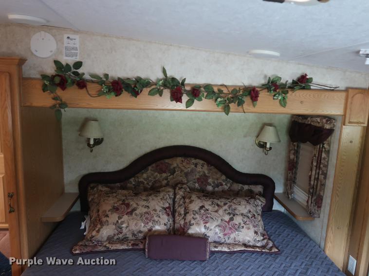 image for item EP9328 2005 Montana camper