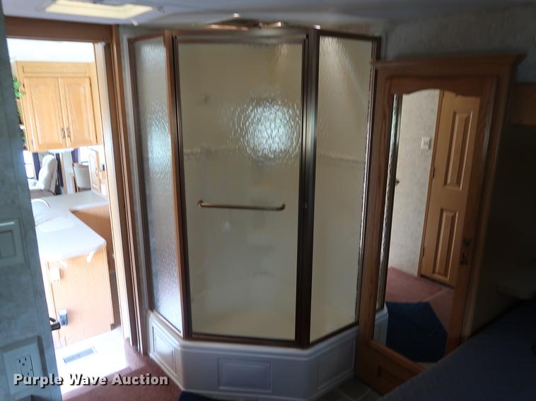 image for item EP9328 2005 Montana camper