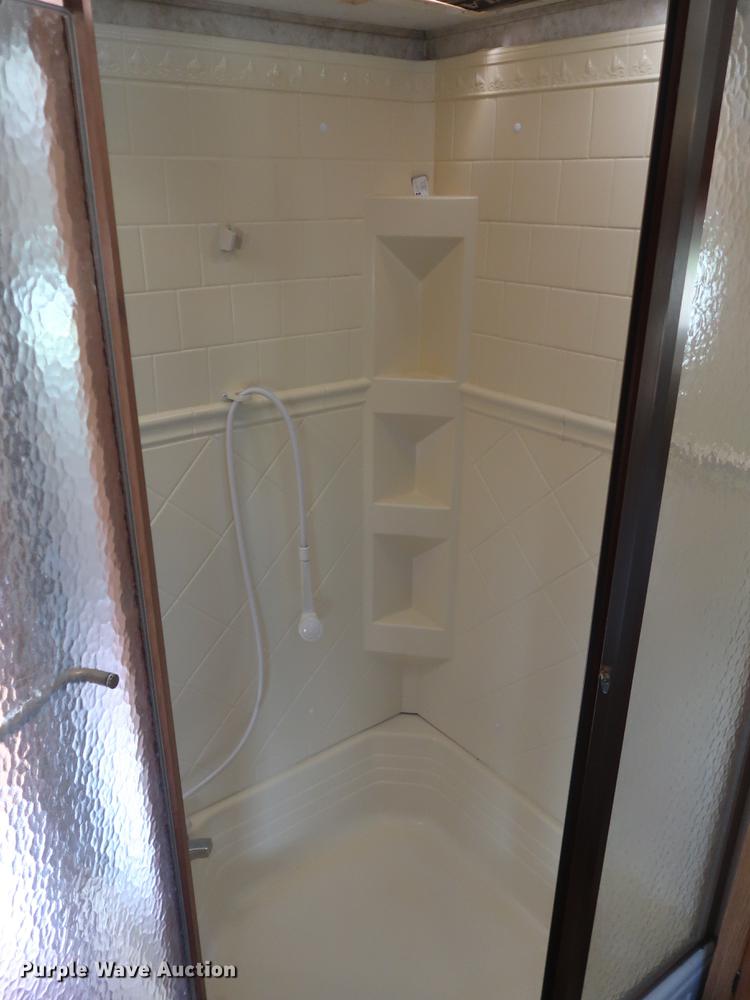 image for item EP9328 2005 Montana camper