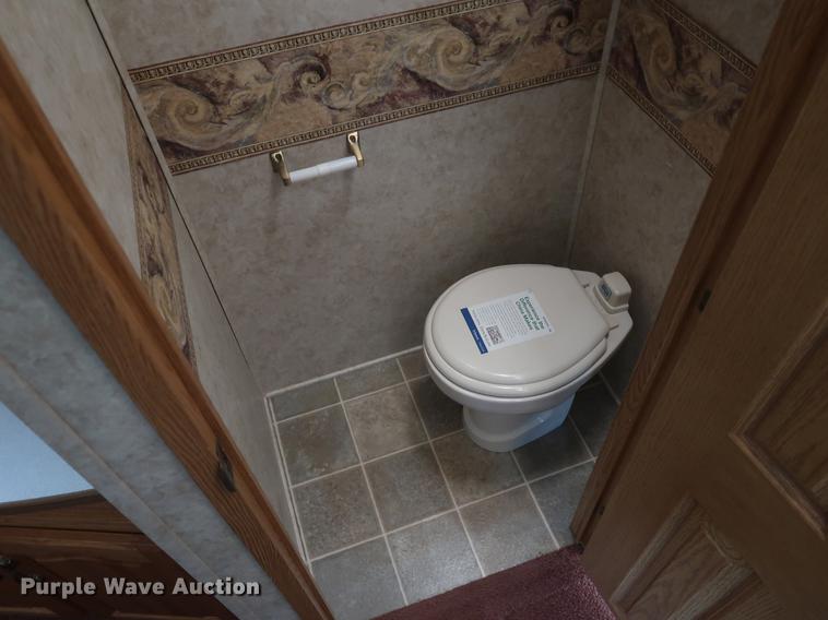 image for item EP9328 2005 Montana camper