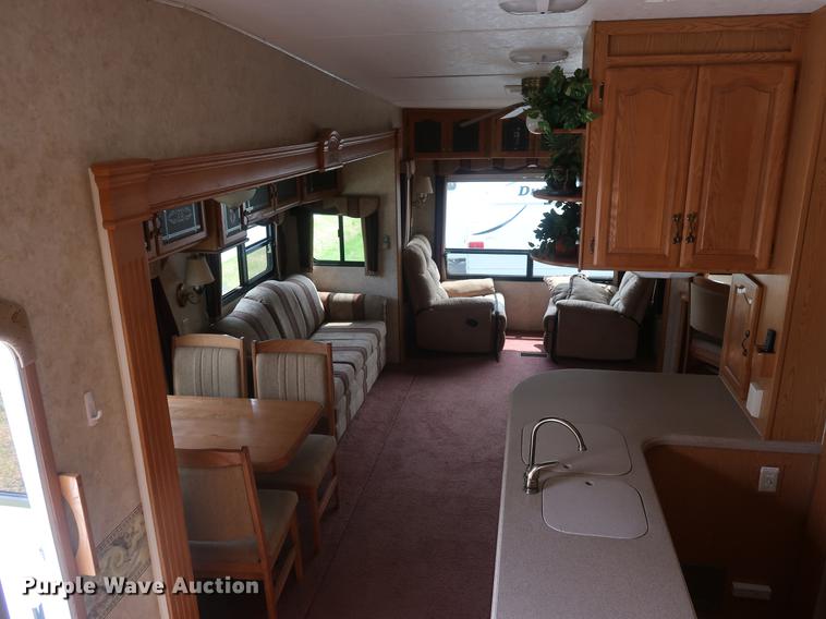 image for item EP9328 2005 Montana camper