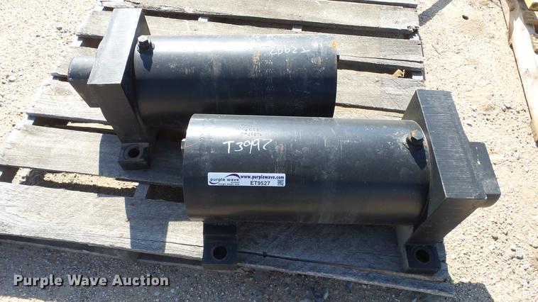 image for item ET9527 (2) hydraulic cylinders