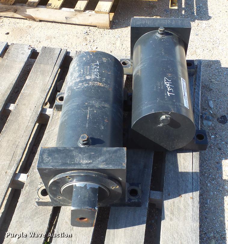 image for item ET9527 (2) hydraulic cylinders