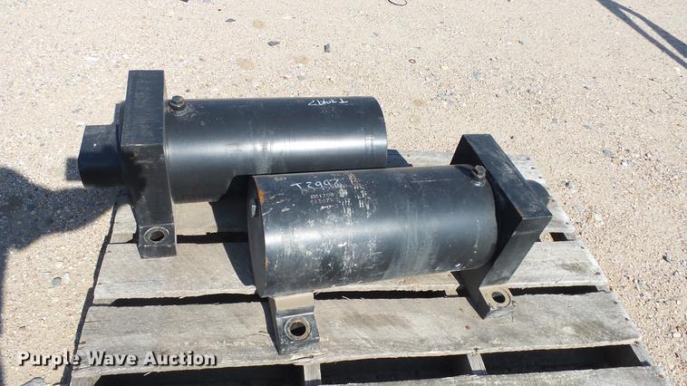 image for item ET9527 (2) hydraulic cylinders