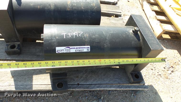 image for item ET9527 (2) hydraulic cylinders