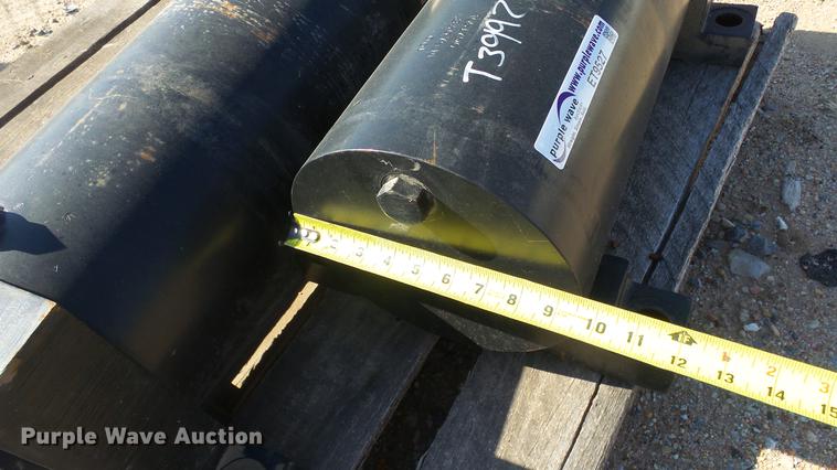 image for item ET9527 (2) hydraulic cylinders