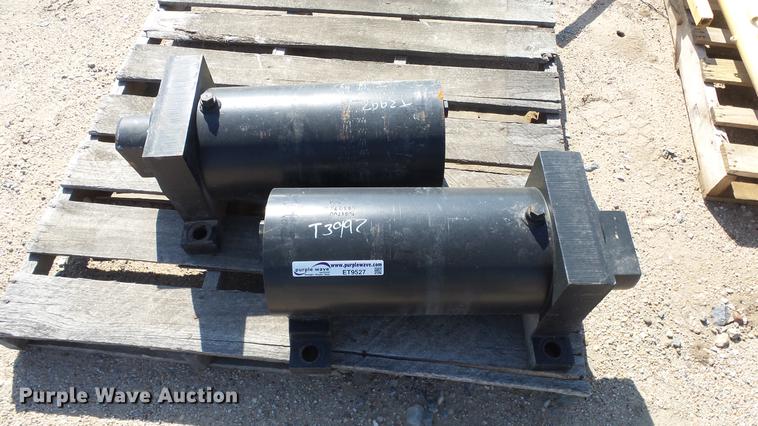 image for item ET9527 (2) hydraulic cylinders