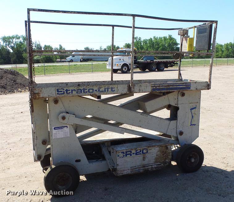 image for item ET9544 Strato Lift DR-20 scissor lift