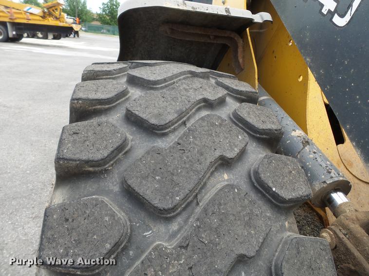 image for item DB7127 2004 John Deere 444J wheel loader