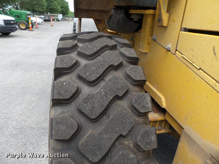 image for item DB7127 2004 John Deere 444J wheel loader