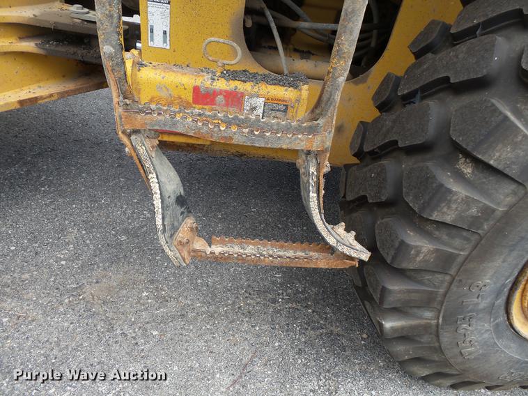 image for item DB7127 2004 John Deere 444J wheel loader