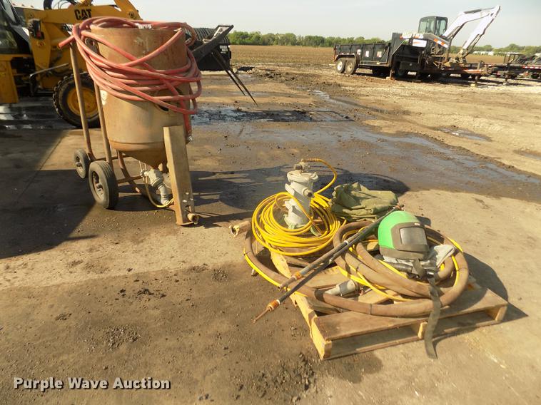 image for item DB8745 2010 Clemco 2024 sand blaster