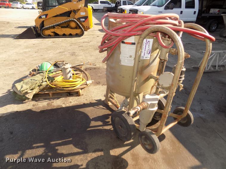 image for item DB8745 2010 Clemco 2024 sand blaster