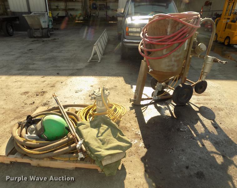 image for item DB8745 2010 Clemco 2024 sand blaster