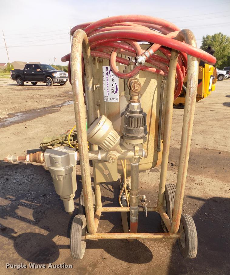 image for item DB8745 2010 Clemco 2024 sand blaster