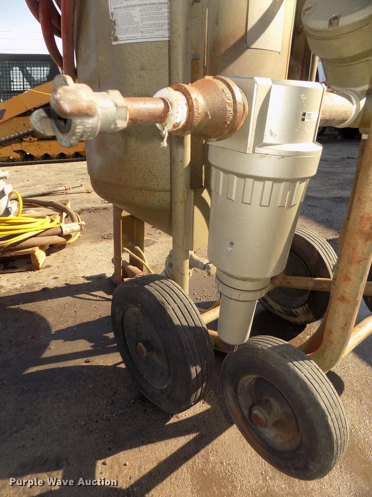image for item DB8745 2010 Clemco 2024 sand blaster