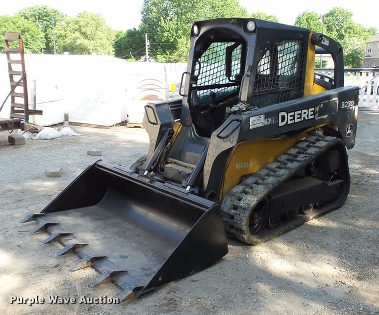image for item DC4198 2011 John Deere 323D skid steer