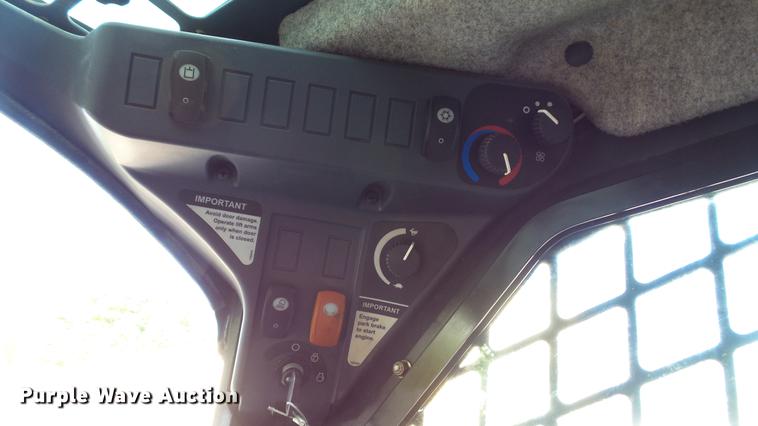 image for item DC4198 2011 John Deere 323D skid steer