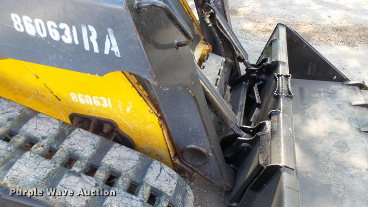 image for item DC4198 2011 John Deere 323D skid steer