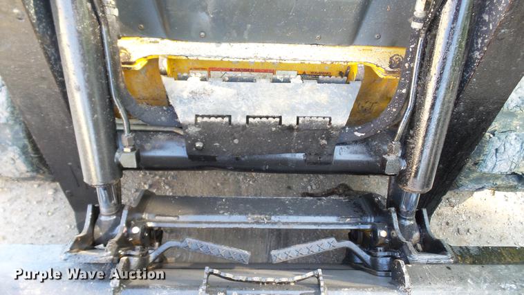 image for item DC4198 2011 John Deere 323D skid steer