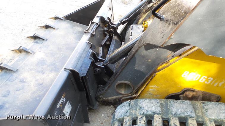 image for item DC4198 2011 John Deere 323D skid steer