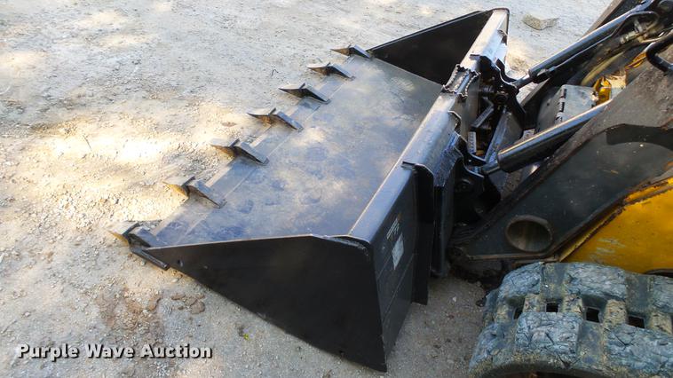 image for item DC4198 2011 John Deere 323D skid steer