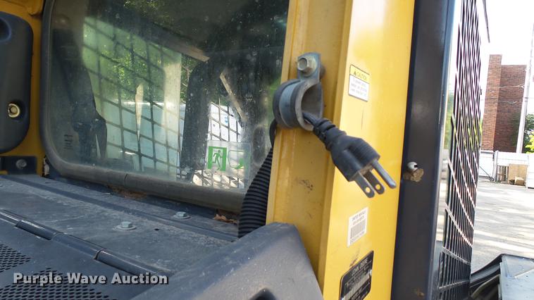 image for item DC4198 2011 John Deere 323D skid steer