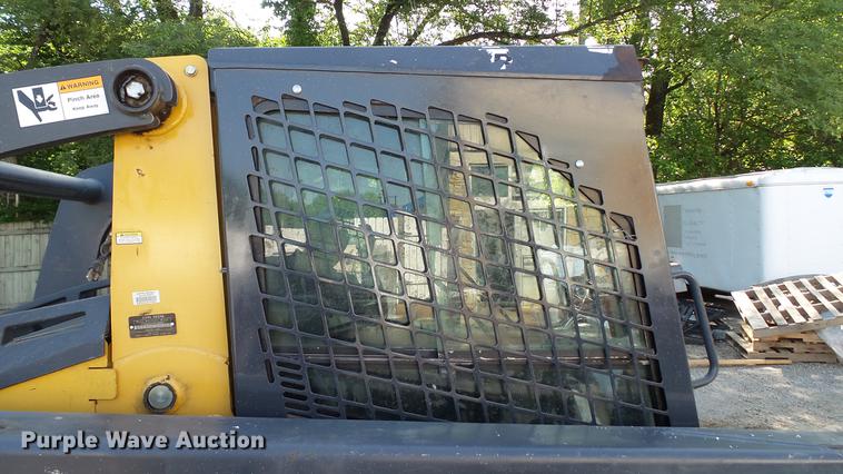 image for item DC4198 2011 John Deere 323D skid steer