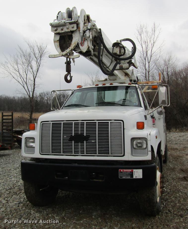 image for item DC4333 2000 Chevrolet C7500 digger derrick truck