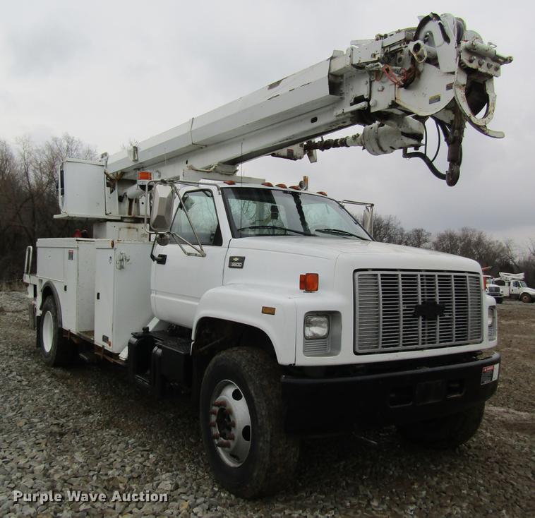 image for item DC4333 2000 Chevrolet C7500 digger derrick truck