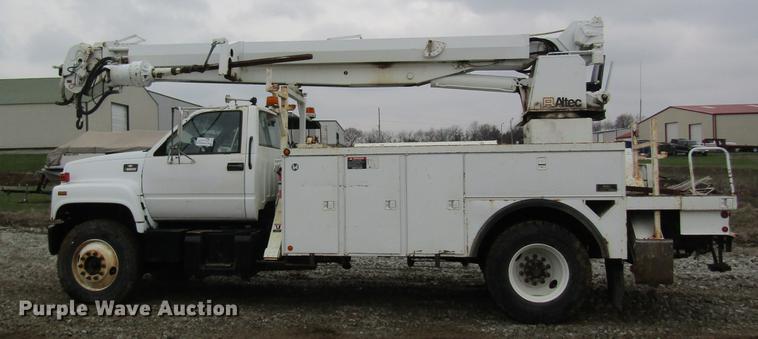 image for item DC4333 2000 Chevrolet C7500 digger derrick truck