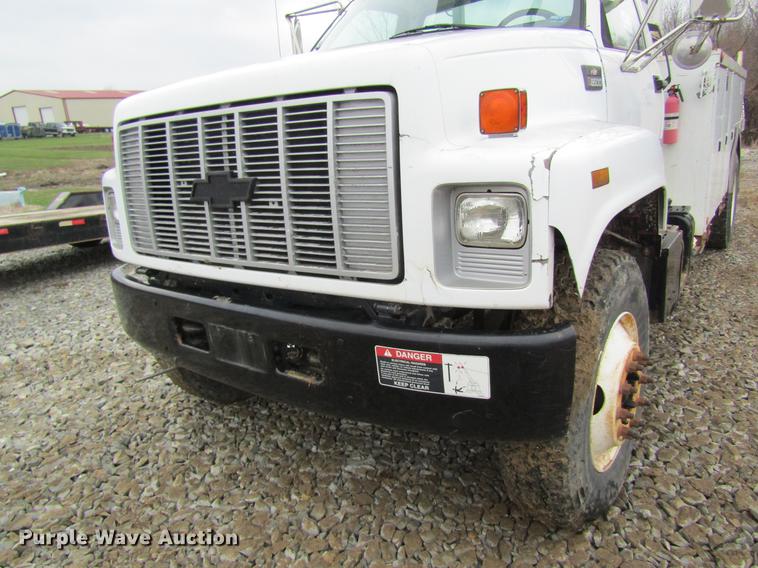 image for item DC4333 2000 Chevrolet C7500 digger derrick truck