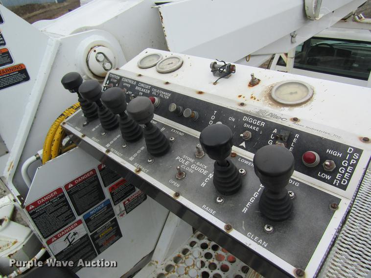 image for item DC4333 2000 Chevrolet C7500 digger derrick truck