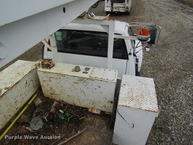 image for item DC4333 2000 Chevrolet C7500 digger derrick truck