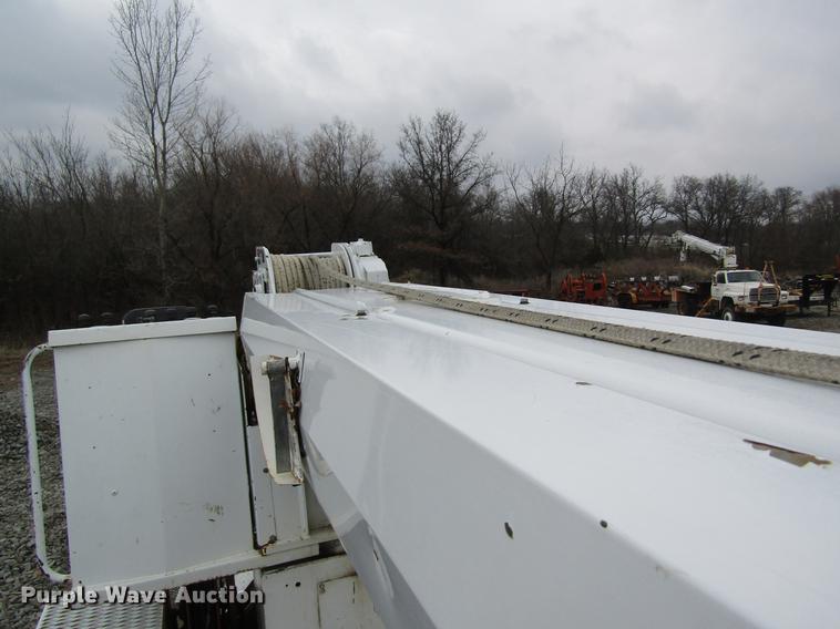 image for item DC4333 2000 Chevrolet C7500 digger derrick truck