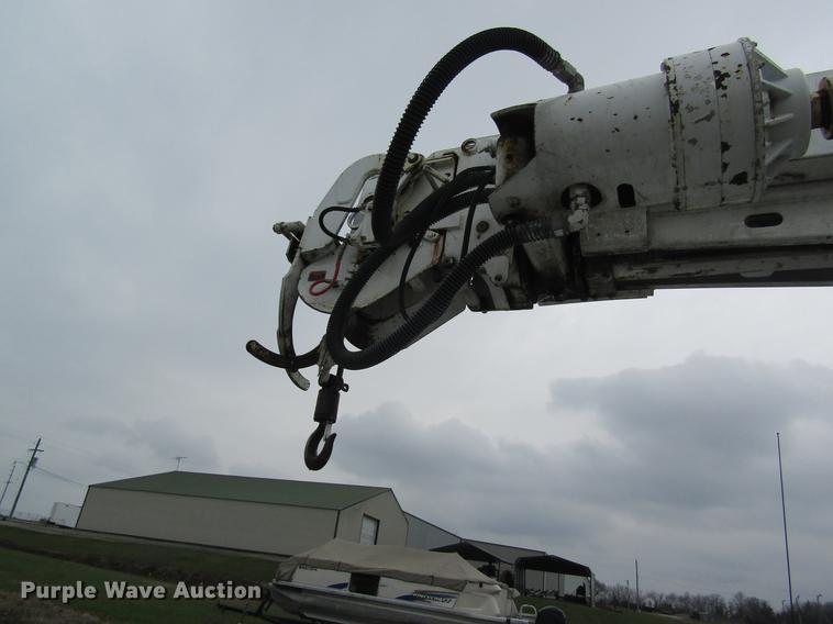 image for item DC4333 2000 Chevrolet C7500 digger derrick truck