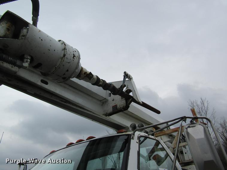 image for item DC4333 2000 Chevrolet C7500 digger derrick truck