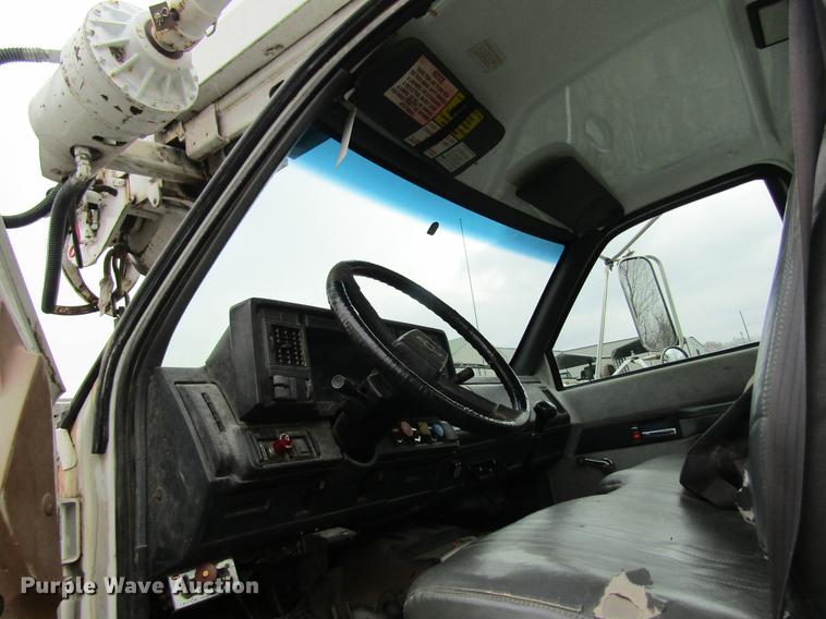 image for item DC4333 2000 Chevrolet C7500 digger derrick truck