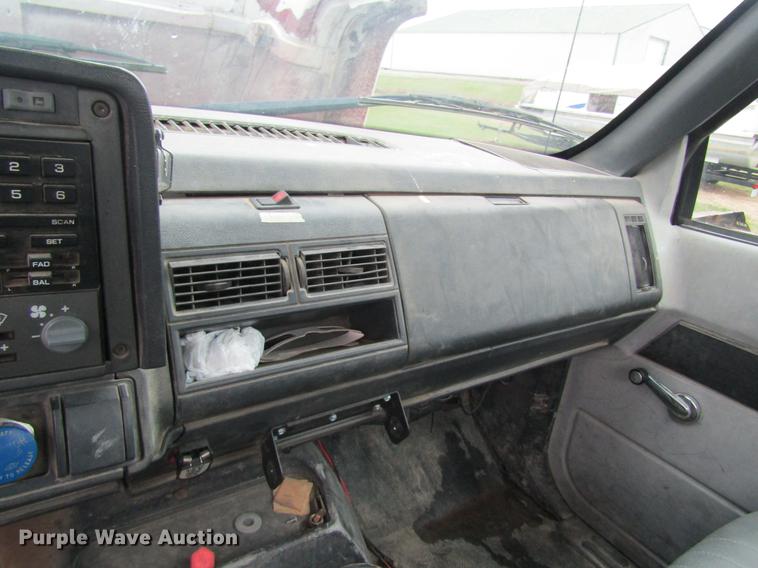 image for item DC4333 2000 Chevrolet C7500 digger derrick truck