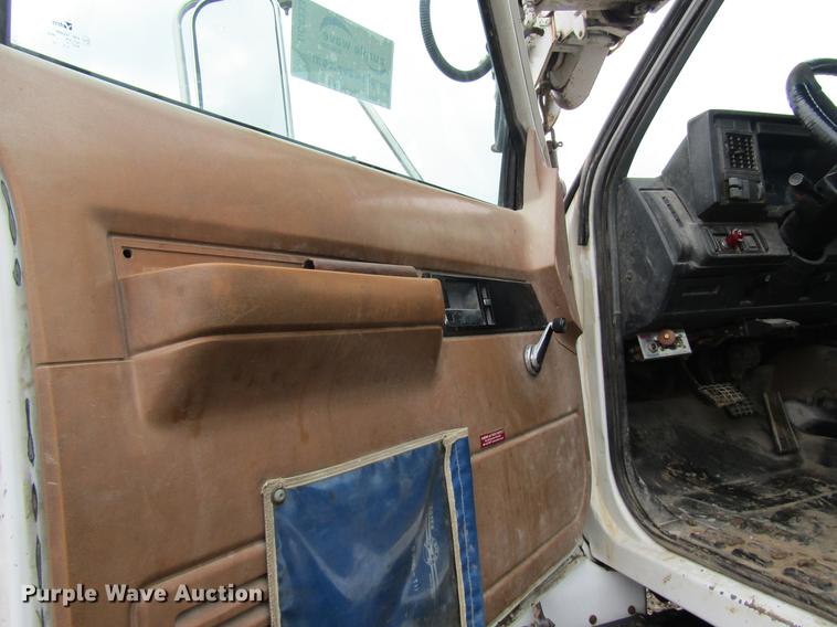 image for item DC4333 2000 Chevrolet C7500 digger derrick truck