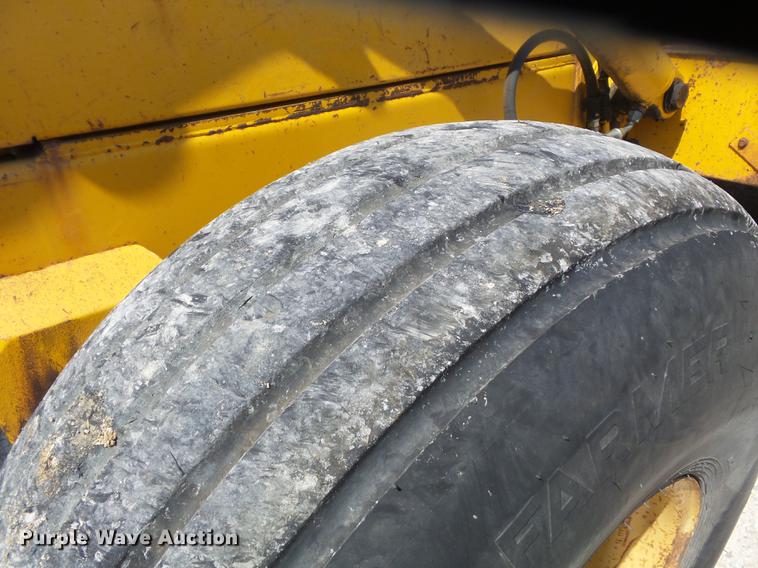 image for item DC7261 1990 John Deere 710C backhoe