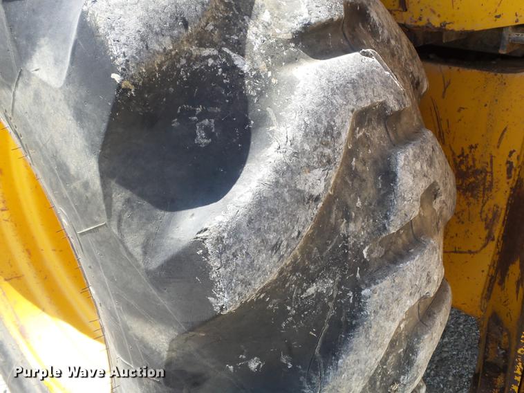 image for item DC7261 1990 John Deere 710C backhoe