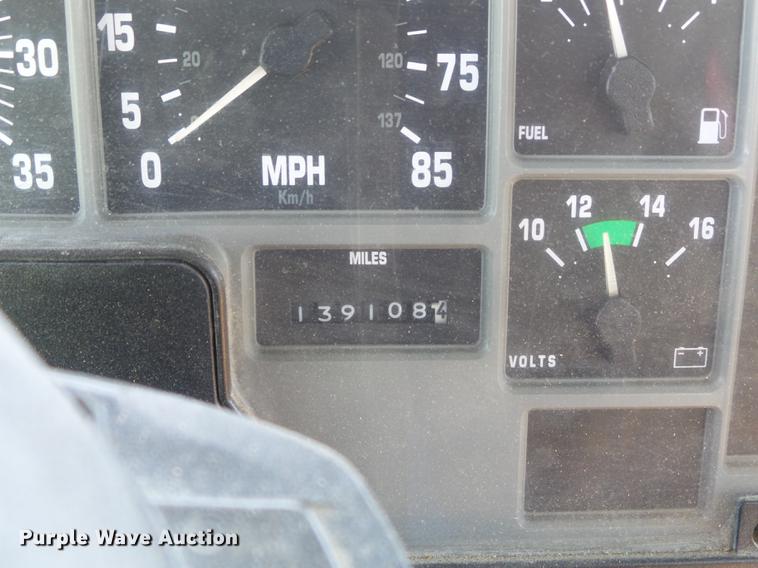 image for item DC7343 1995 International 4700 flatbed truck