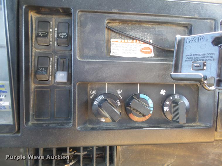 image for item DC7343 1995 International 4700 flatbed truck