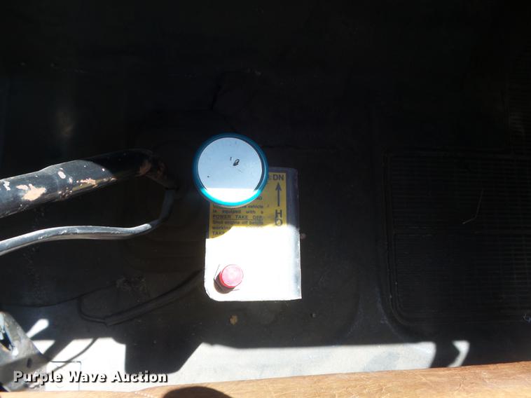 image for item DC7343 1995 International 4700 flatbed truck